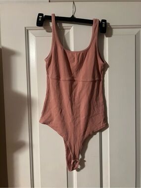 ReoRia Ribbed One-Piece Bodysuit in Dusty Pink